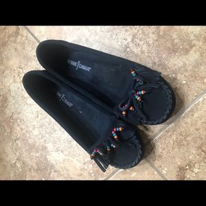 Minnetonka beaded bow suede moccasins navy blue